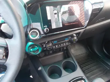 Toyota Hilux INVINCIBLE 2,8 Cabină suplimentară