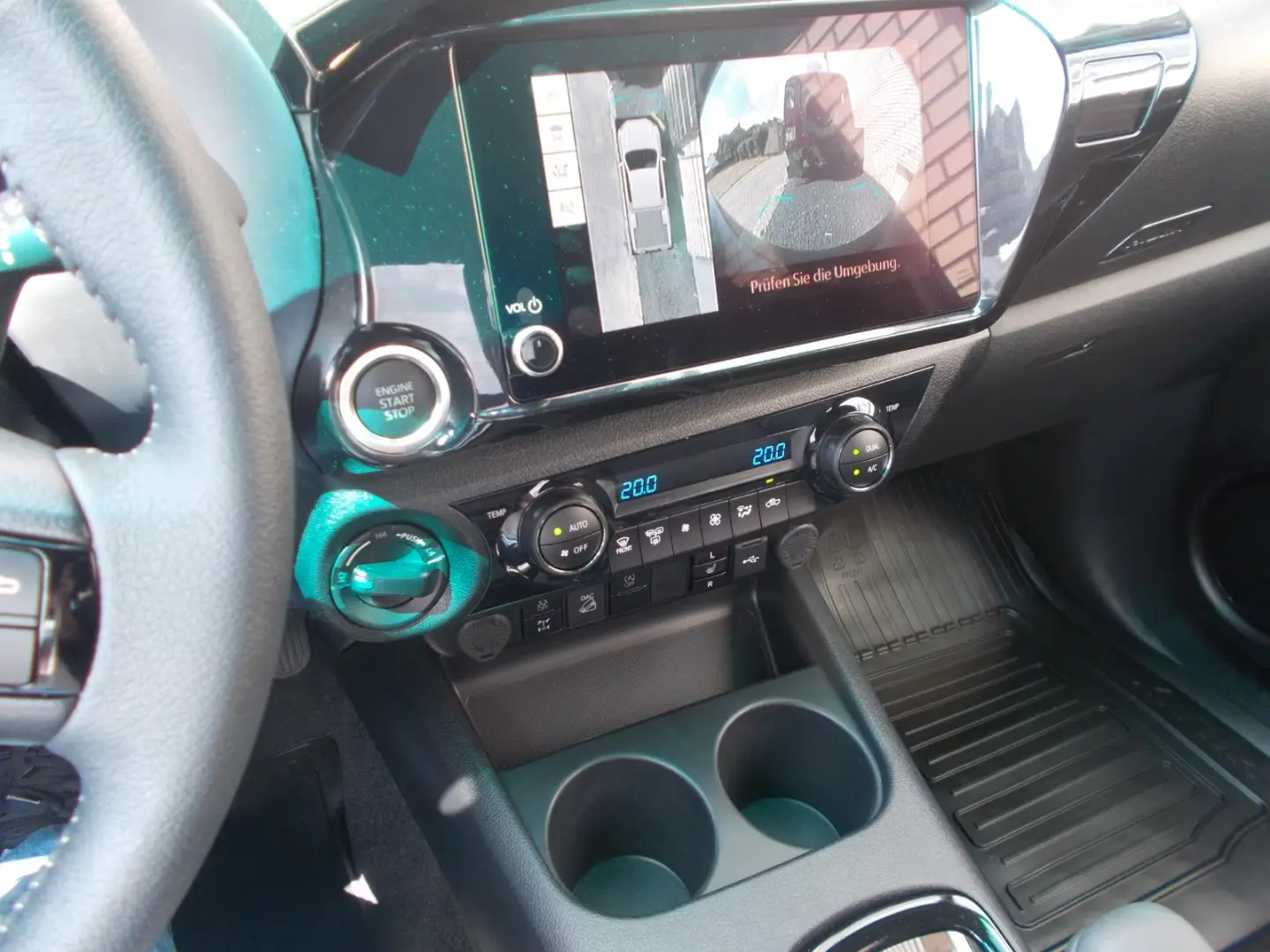 Toyota Hilux INVINCIBLE 2,8 Cabină suplimentară