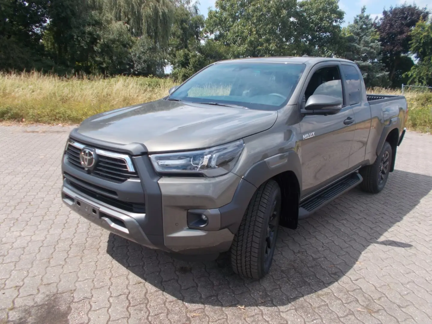 Toyota Hilux INVINCIBLE 2,8 Cabină suplimentară