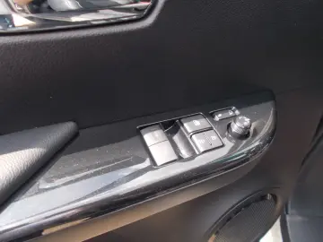 Toyota Hilux INVINCIBLE 2,8 Cabină suplimentară