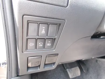 Toyota Hilux INVINCIBLE 2,8 Cabină suplimentară