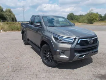 Toyota Hilux INVINCIBLE 2,8 Cabină suplimentară