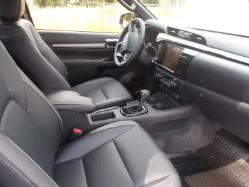 Toyota Hilux INVINCIBLE 2,8 Cabină suplimentară