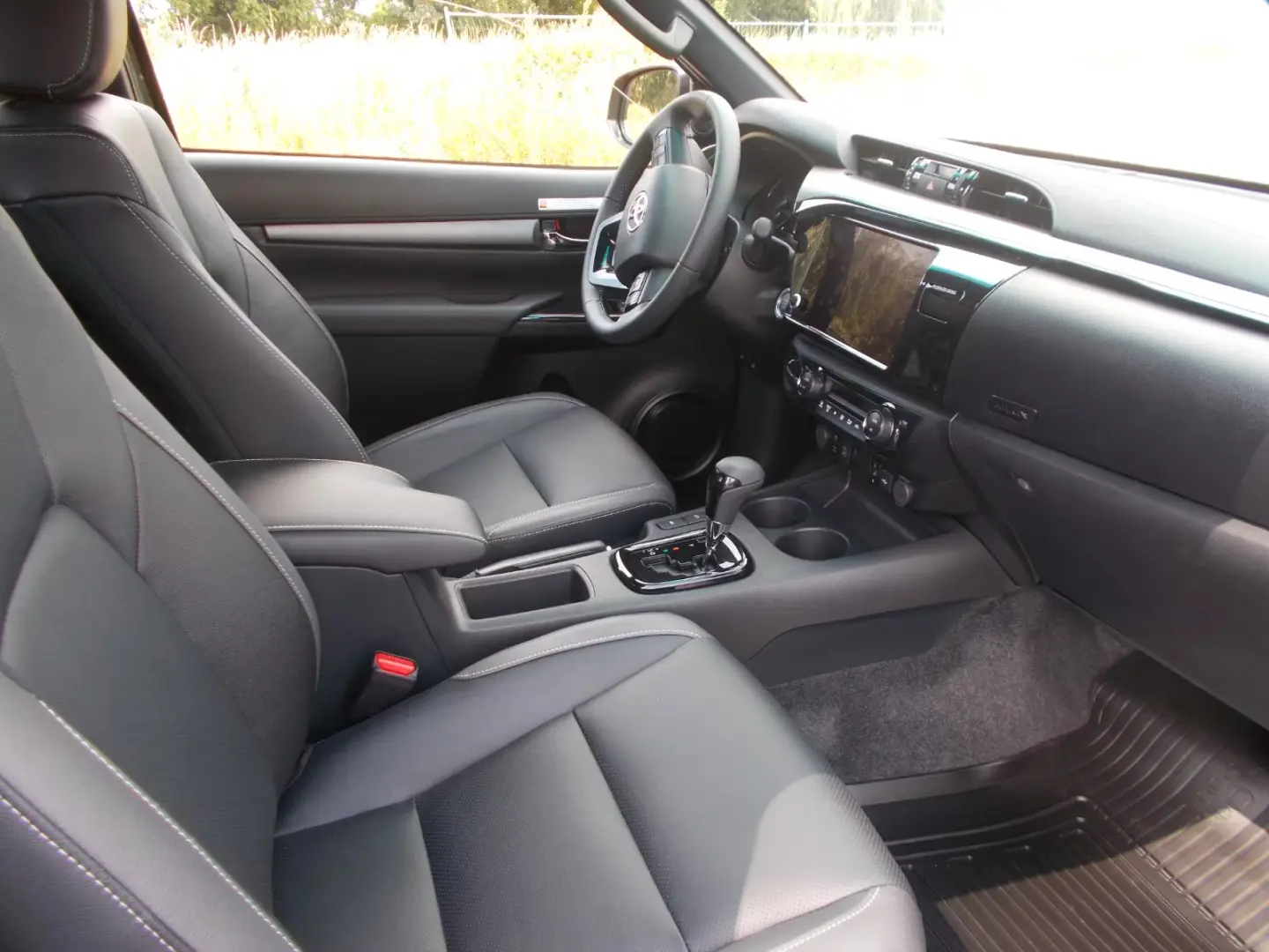 Toyota Hilux INVINCIBLE 2,8 Cabină suplimentară