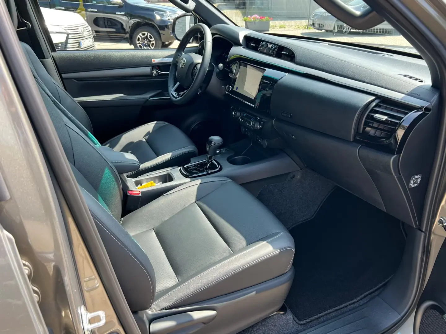 Toyota Hilux Cabină dublă INVINCIBLE 2.8Aut.