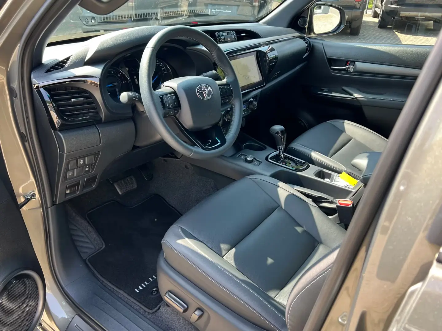 Toyota Hilux Cabină dublă INVINCIBLE 2.8Aut.