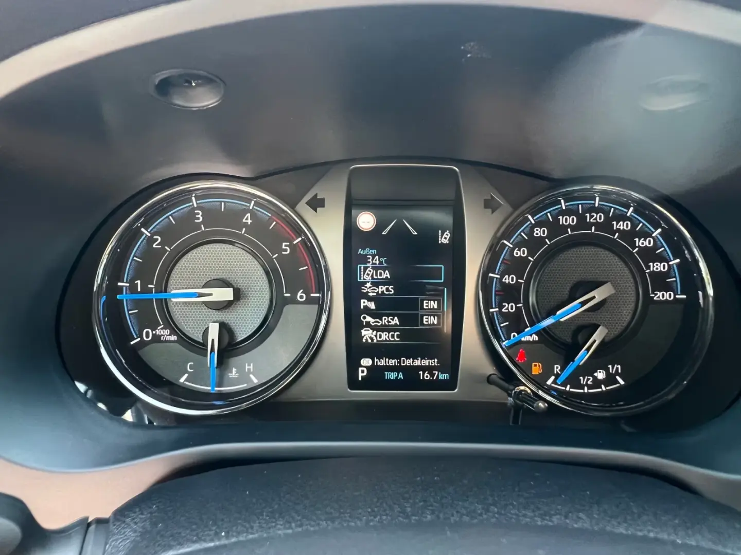Toyota Hilux Cabină dublă INVINCIBLE 2.8Aut.