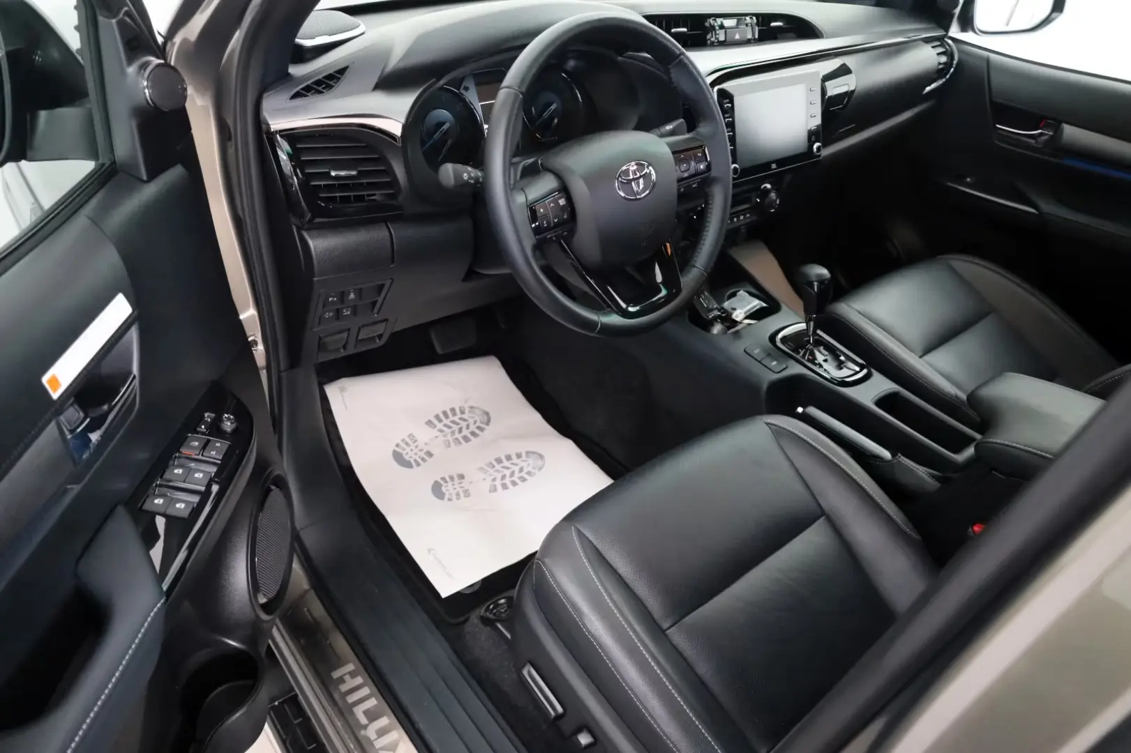 Toyota Hilux 2.8 D-4D Invincibil, DOKA, ACC