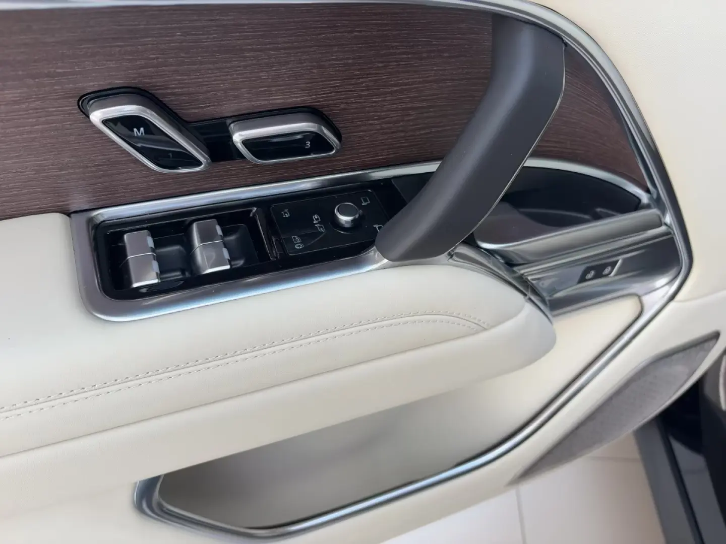 Land Rover Range Rover P460e LWB Autobiography Hybrid