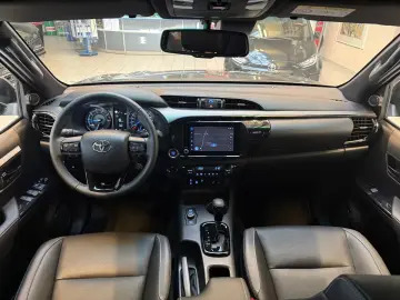 Toyota Hilux CABINĂ DUBLĂ INVINCIBILĂ