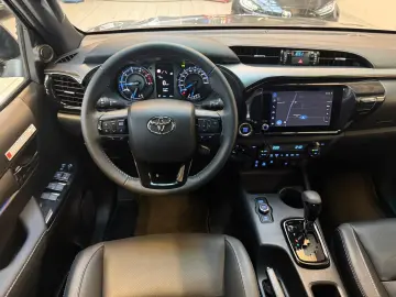 Toyota Hilux CABINĂ DUBLĂ INVINCIBILĂ