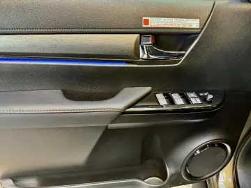 Toyota Hilux CABINĂ DUBLĂ INVINCIBILĂ