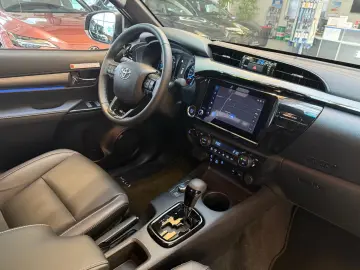Toyota Hilux CABINĂ DUBLĂ INVINCIBILĂ