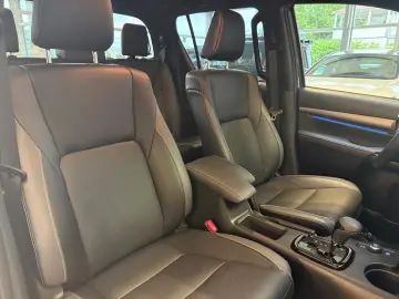 Toyota Hilux CABINĂ DUBLĂ INVINCIBILĂ