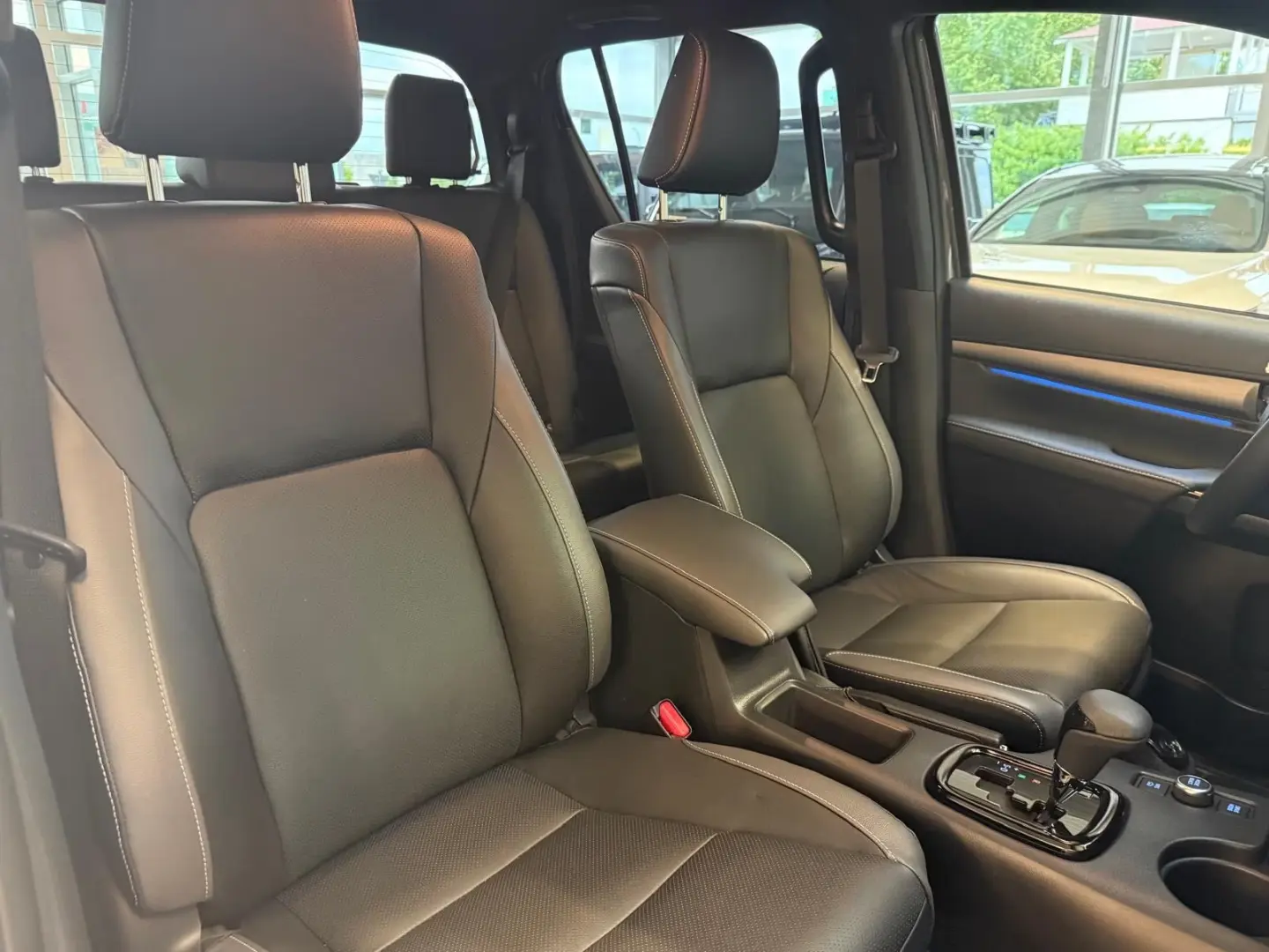 Toyota Hilux CABINĂ DUBLĂ INVINCIBILĂ