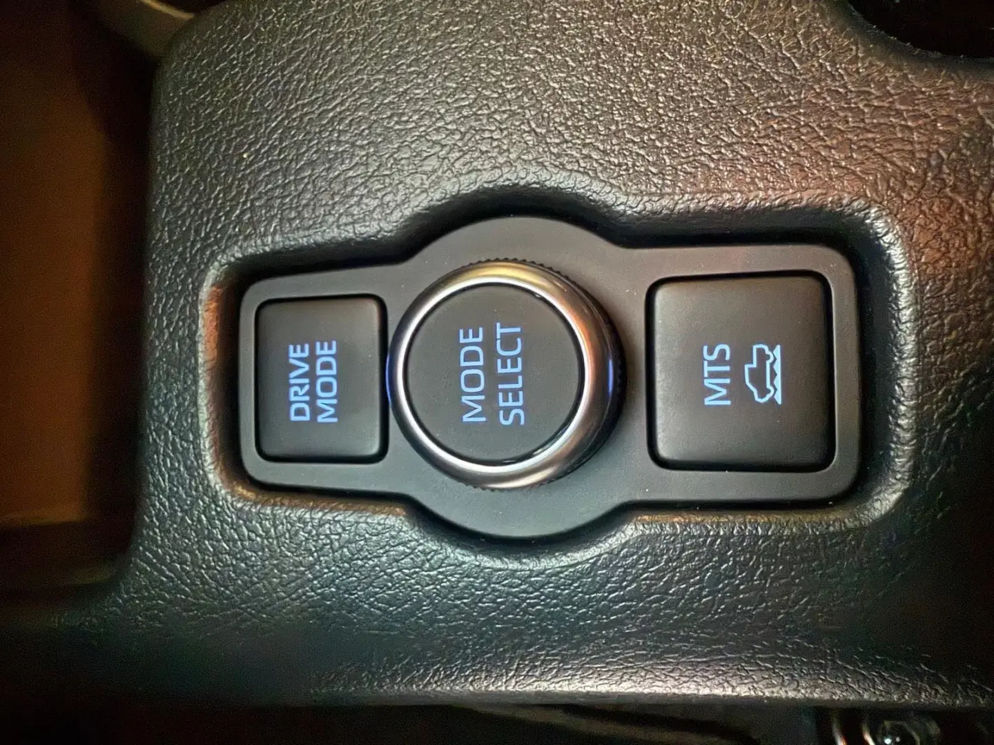 Toyota Hilux CABINĂ DUBLĂ INVINCIBILĂ