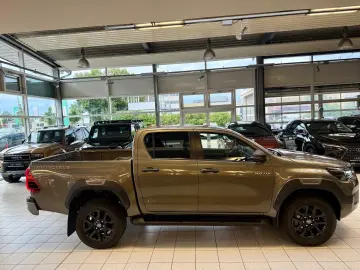 Toyota Hilux CABINĂ DUBLĂ INVINCIBILĂ