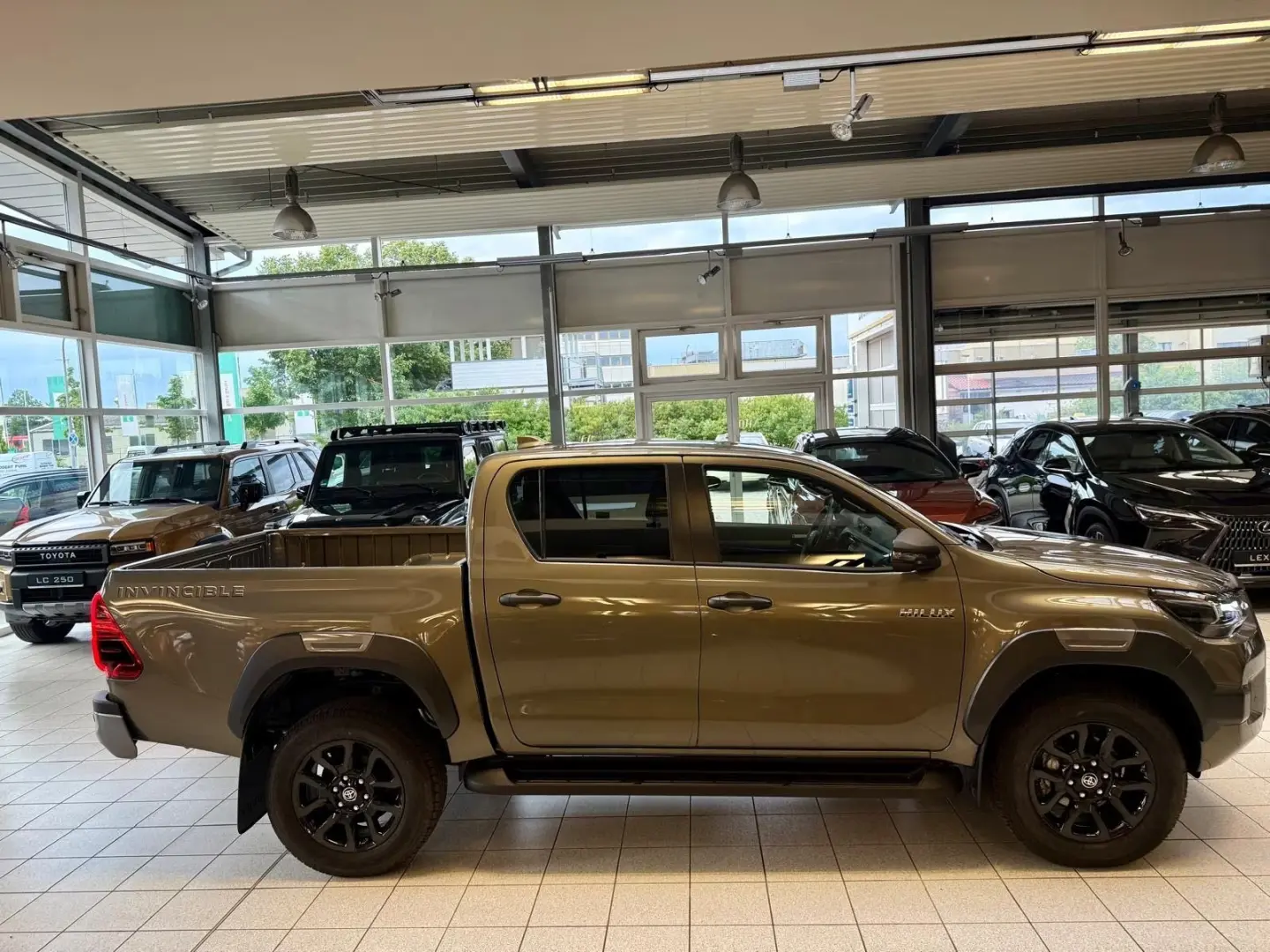 Toyota Hilux CABINĂ DUBLĂ INVINCIBILĂ