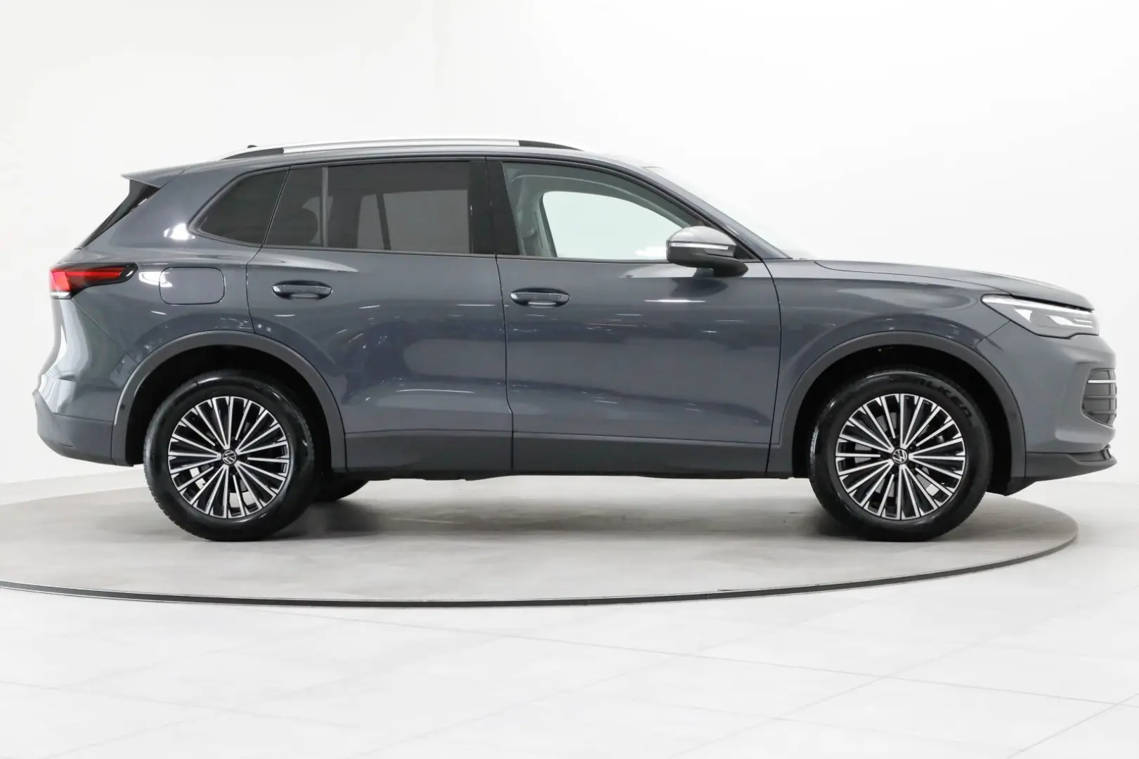 Tiguan 2.0 TDI 4M DSG Navi SHZ ACC Kamera DCC