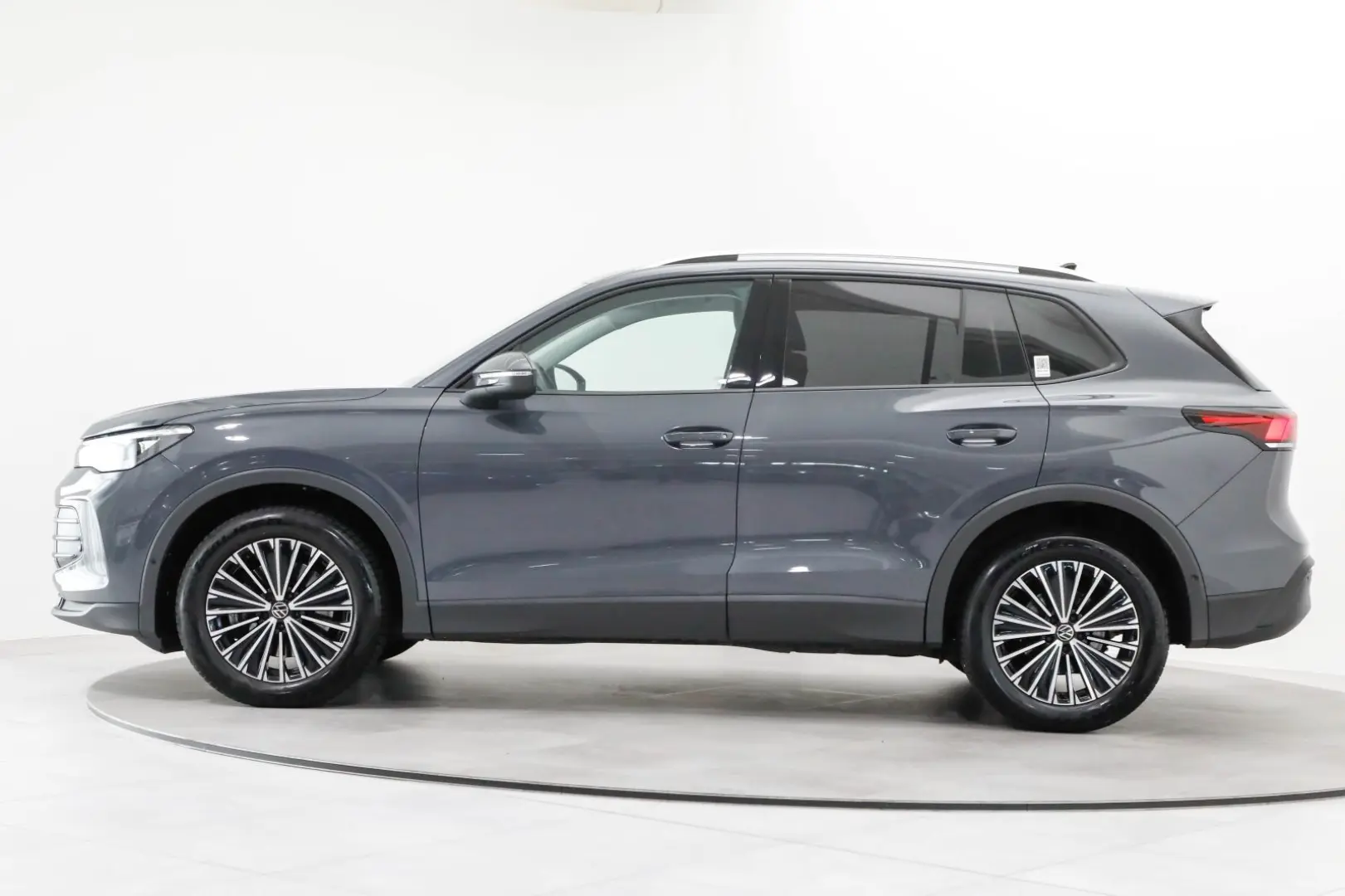 Tiguan 2.0 TDI 4M DSG Navi SHZ ACC Kamera DCC