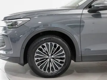 Tiguan 2.0 TDI 4M DSG Navi SHZ ACC Kamera DCC