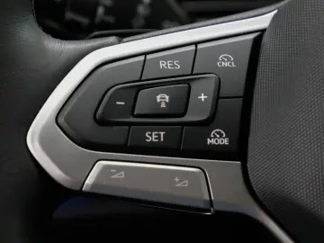 Tiguan 2.0 TDI 4M DSG Navi SHZ ACC Kamera DCC
