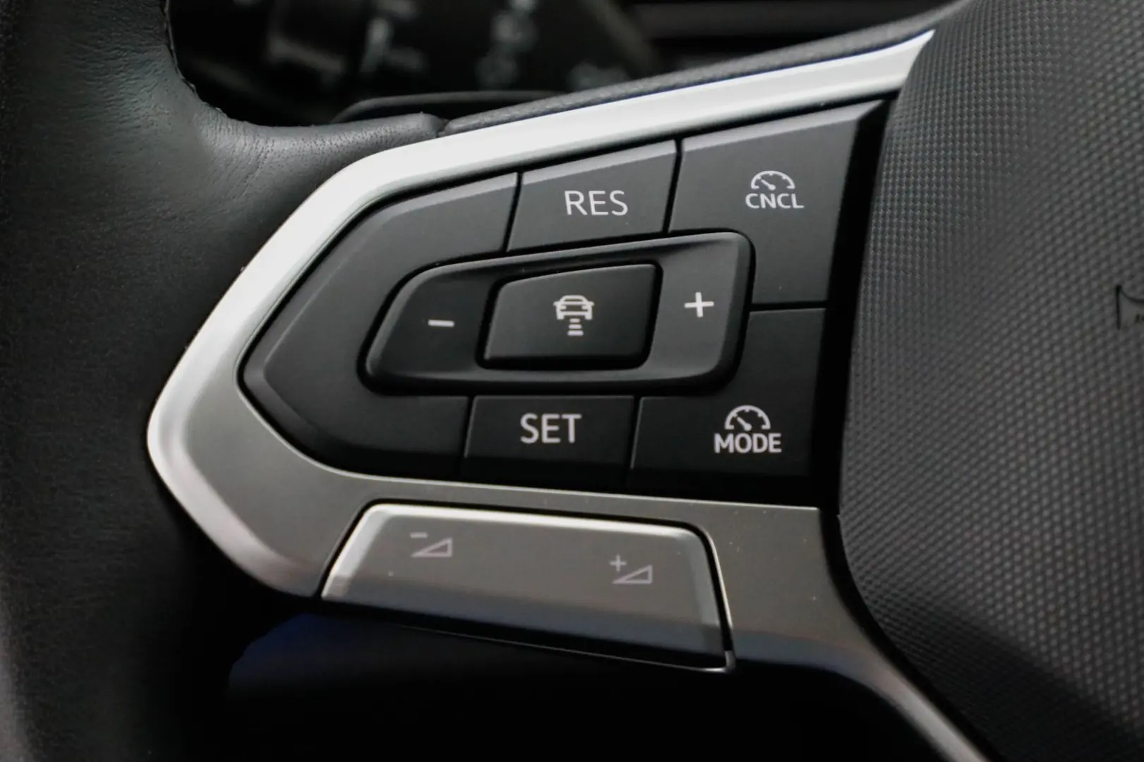 Tiguan 2.0 TDI 4M DSG Navi SHZ ACC Kamera DCC