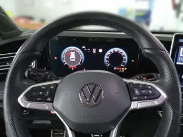 Tiguan 2.0 TDI 4 Motion R-Line AHK. Navi. Panora