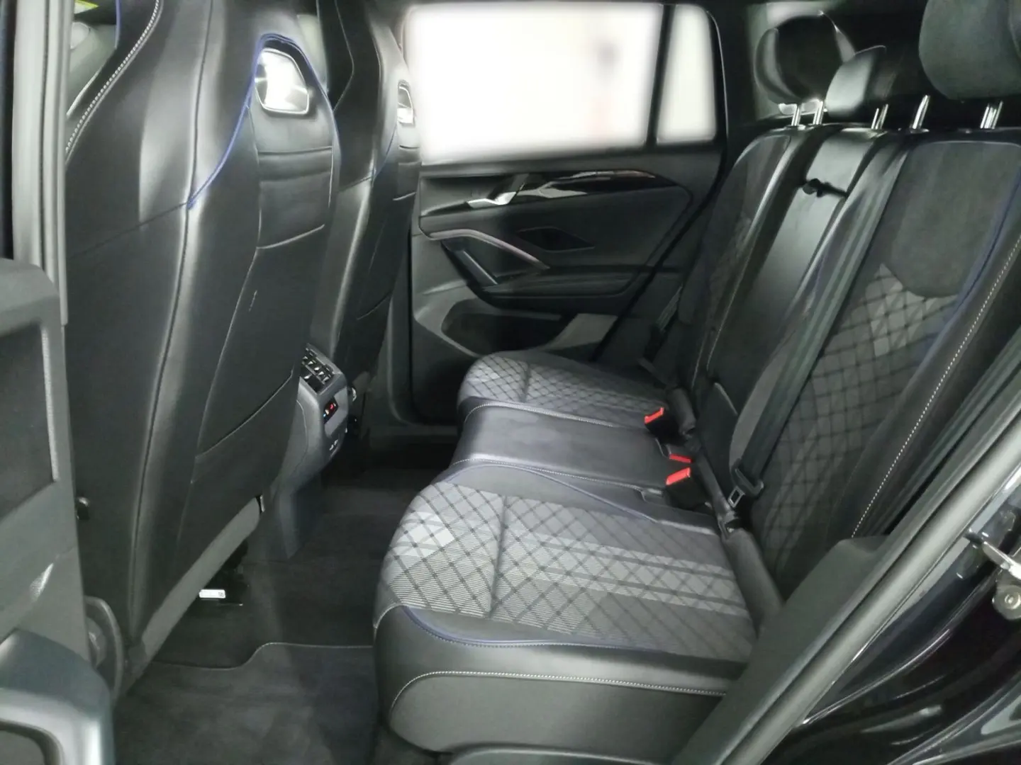 Tiguan 2.0 TDI 4 Motion R-Line AHK. Navi. Panora