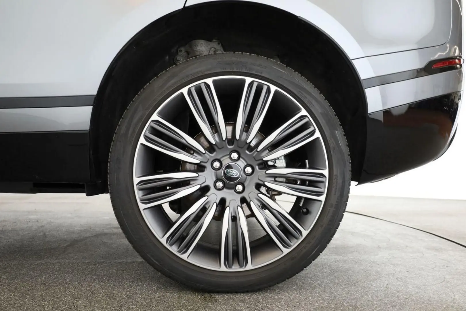 Range Rover Velar D200 AWD R-Dynamic SE Black 22