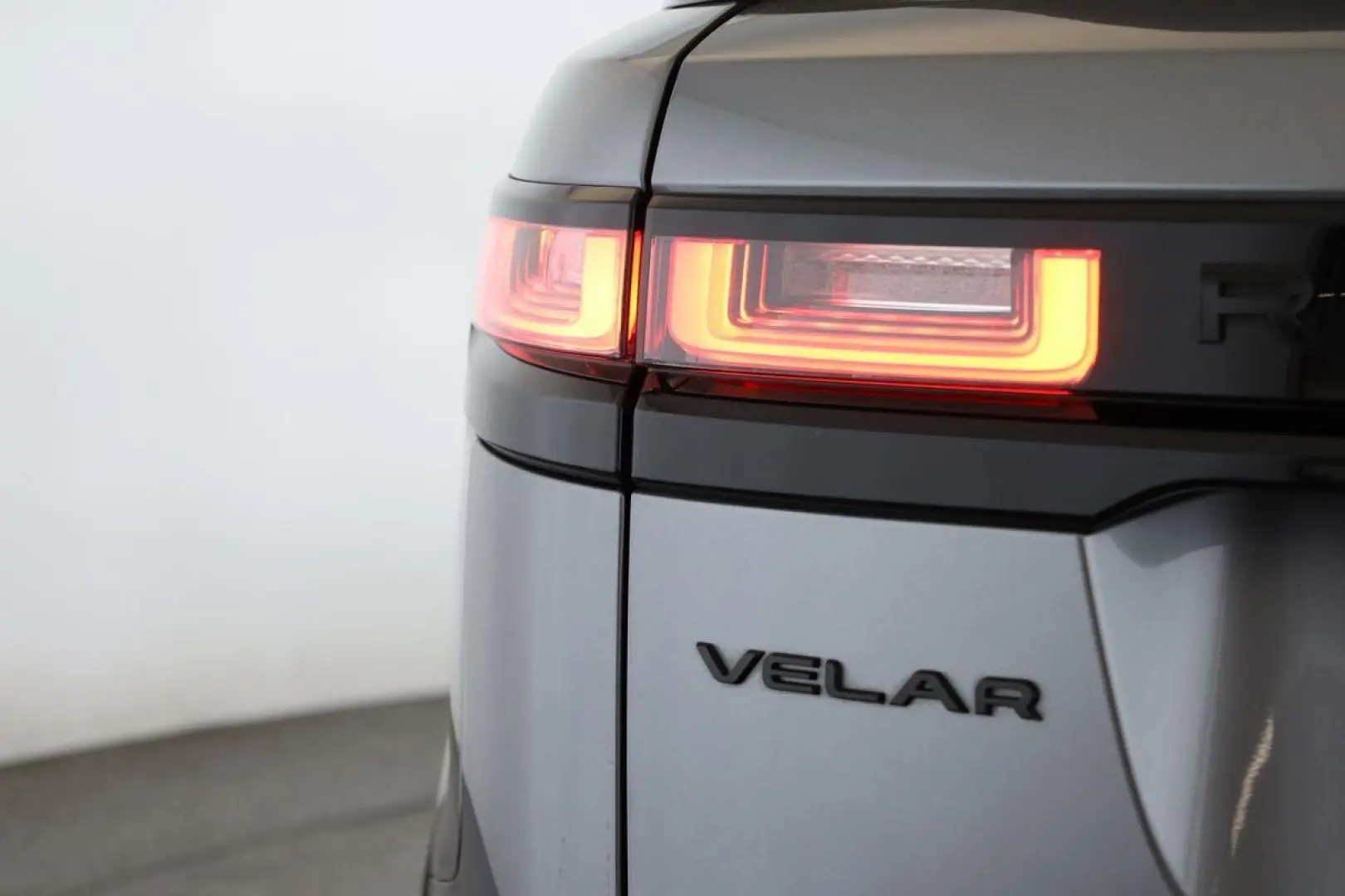 Range Rover Velar D200 AWD R-Dynamic SE Black 22