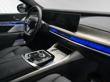750e xDrive *Two-Tone*|M Sport|SkyLounge|AHK|B&W