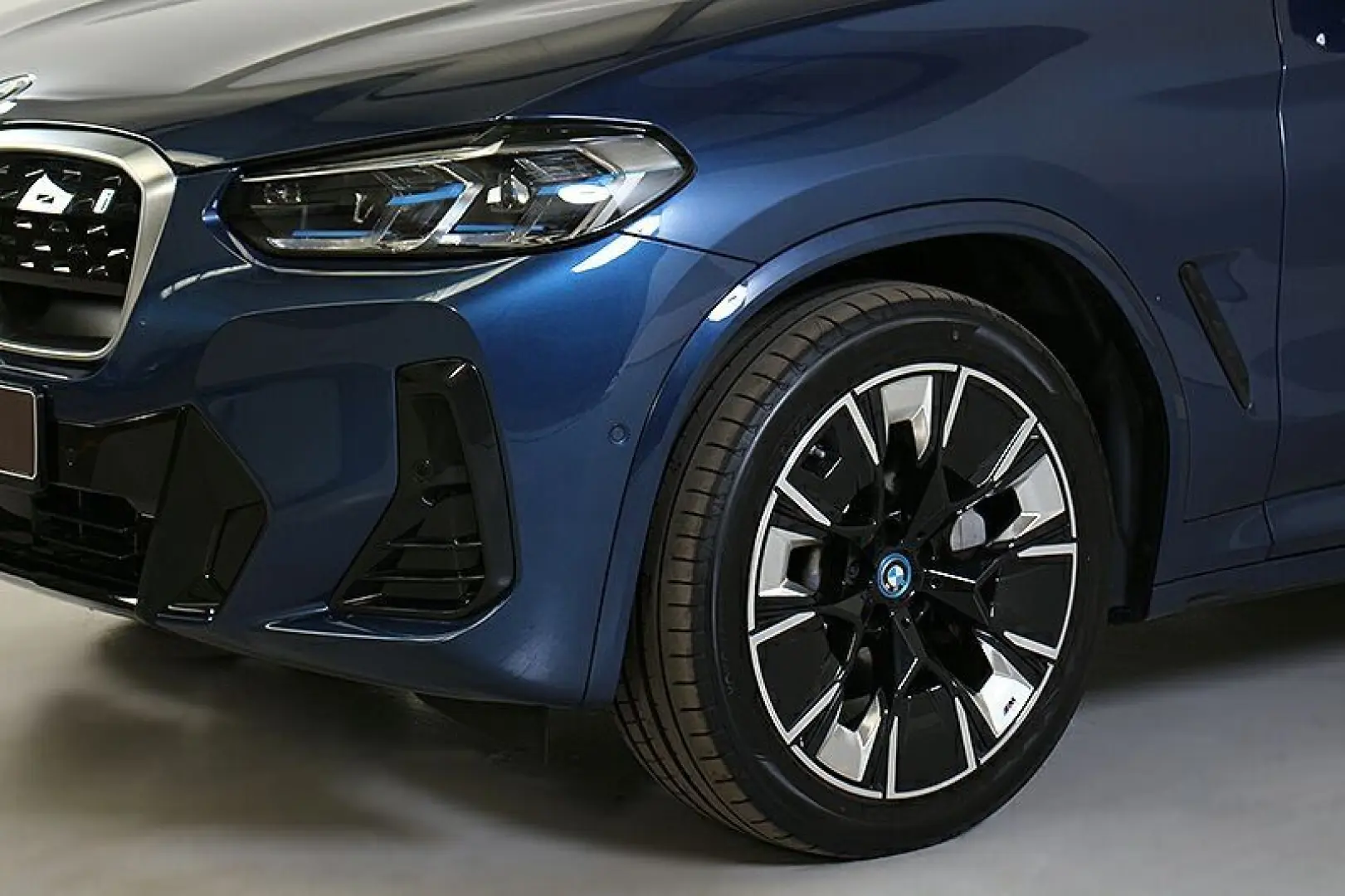 BMW iX3 Impressive AHK Laser ACC LiveCockpit HuD H&K