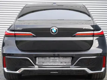 BMW 740d xDrive M Sport ICONIC SKYLOUNGE SOFT