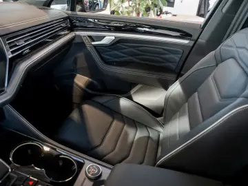 Volkswagen Touareg R-Line AHK Pano DYNAUDIO IQ-DRIVE