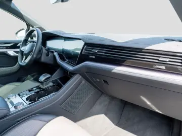 Touareg 3.0 TDI 4Motion R-Line IQ Light,AHK,ZGV
