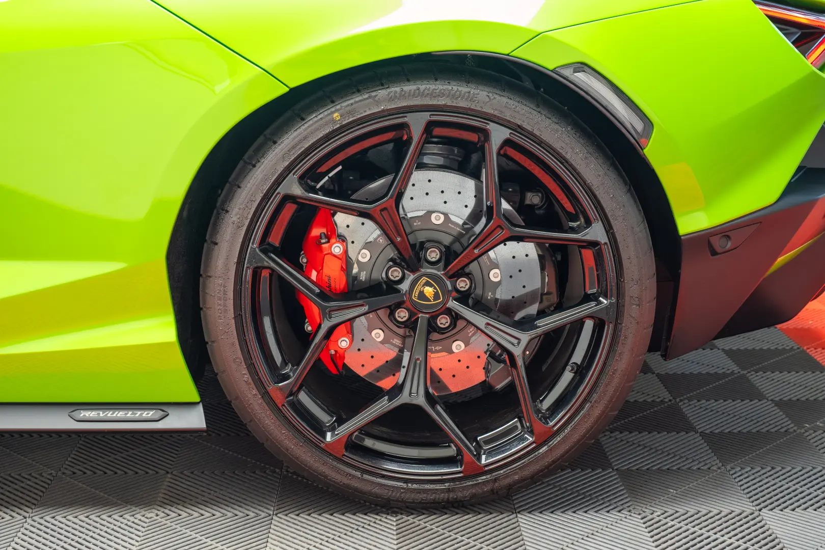 LAMBORGHINI REVUELTO
