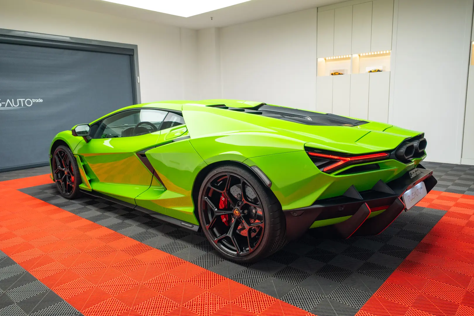 LAMBORGHINI REVUELTO