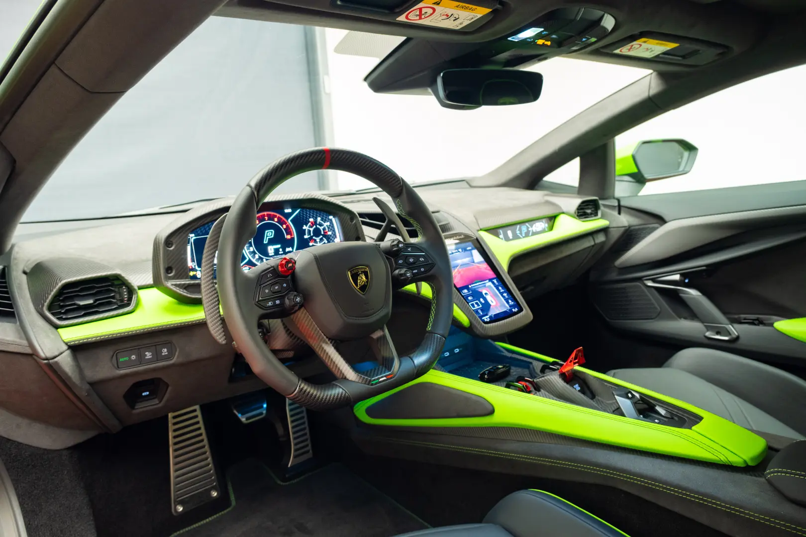 LAMBORGHINI REVUELTO