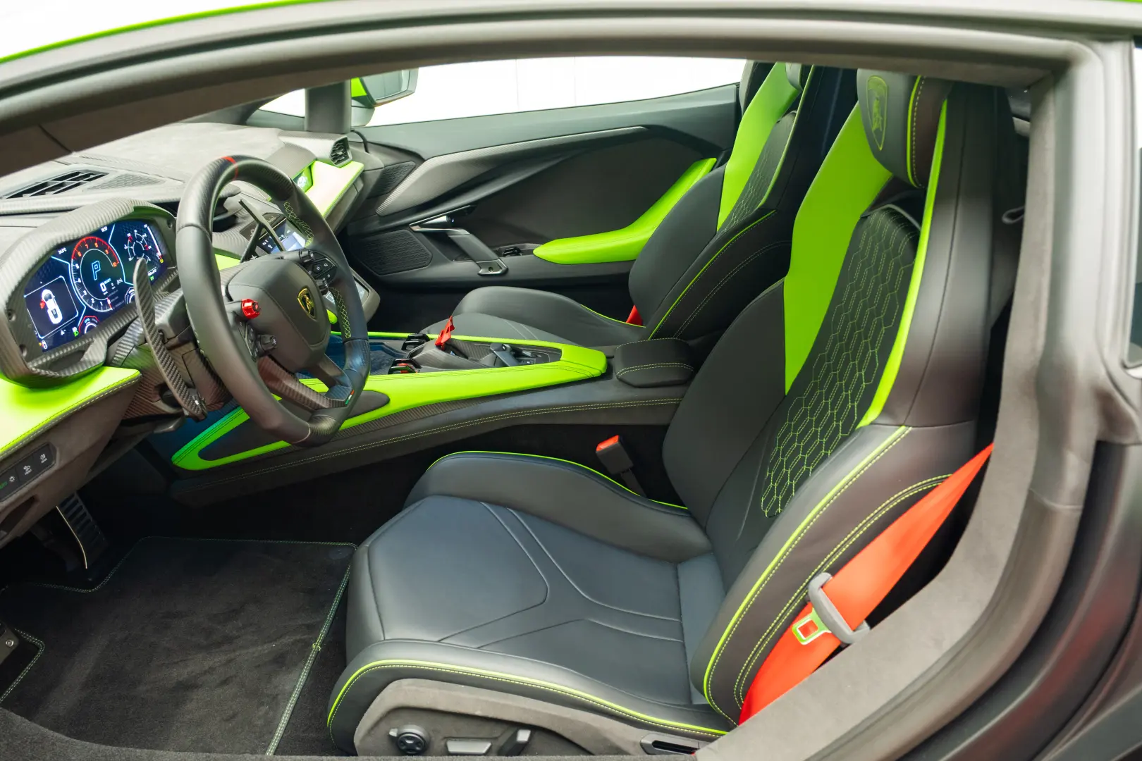 LAMBORGHINI REVUELTO