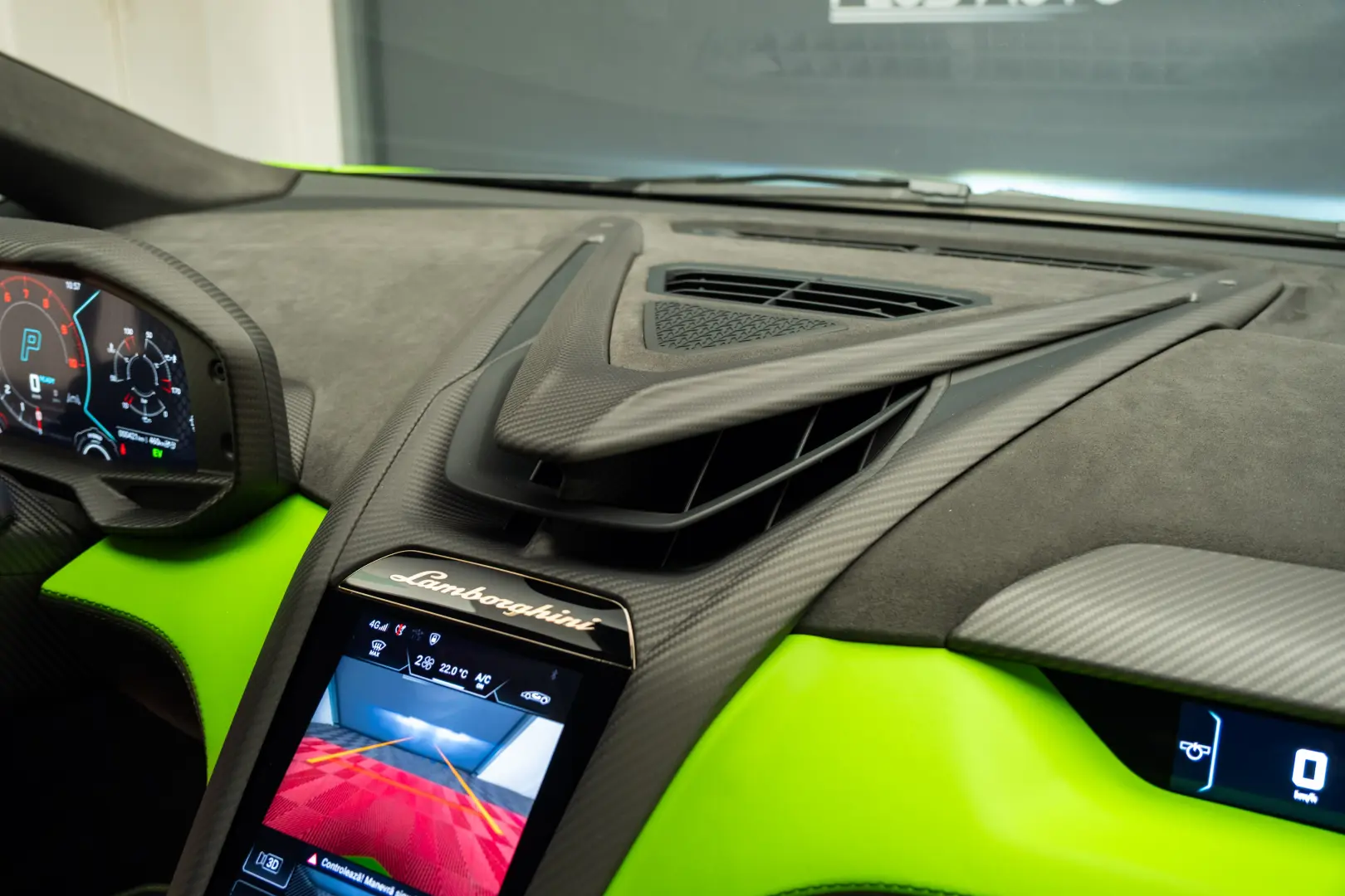 LAMBORGHINI REVUELTO