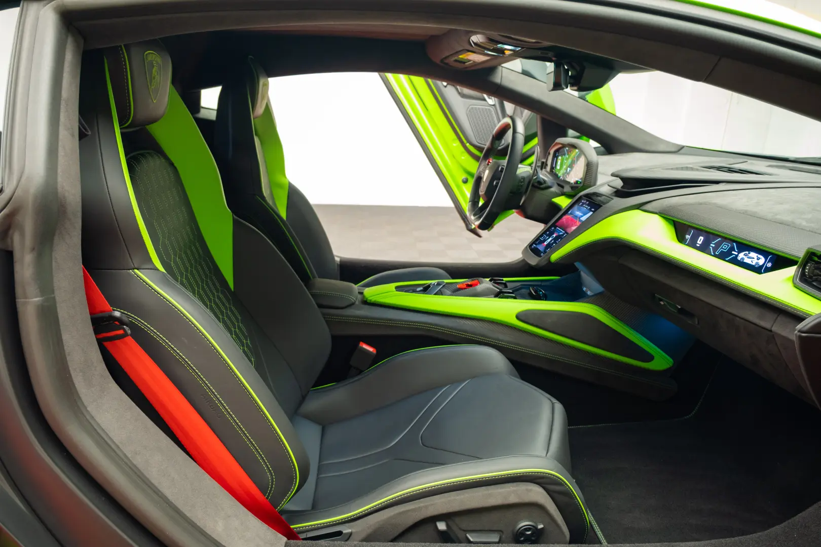 LAMBORGHINI REVUELTO