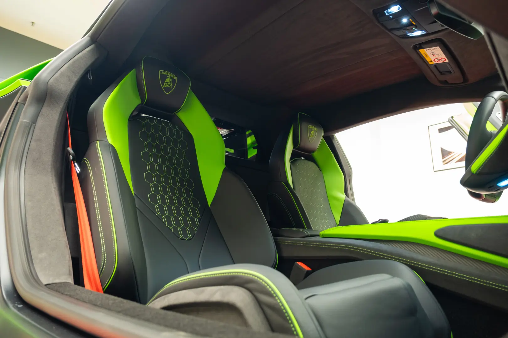 LAMBORGHINI REVUELTO