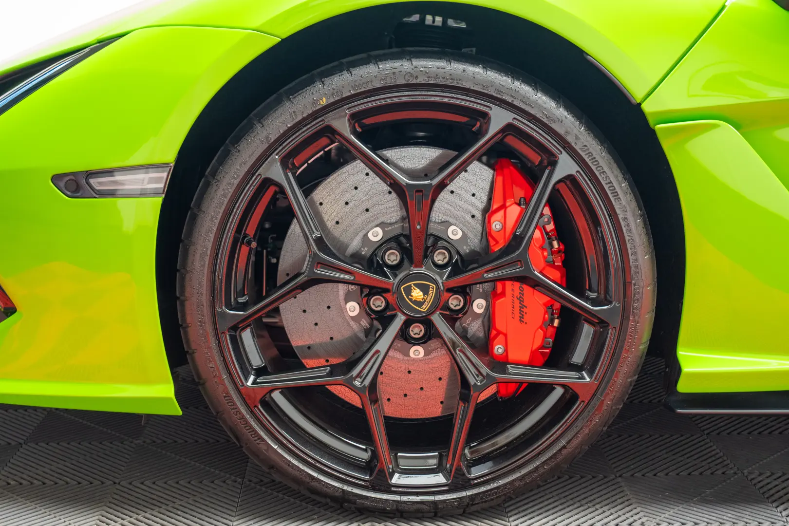 LAMBORGHINI REVUELTO