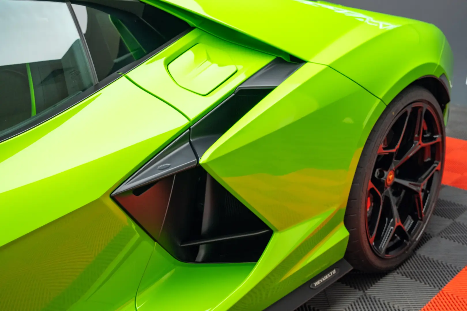 LAMBORGHINI REVUELTO
