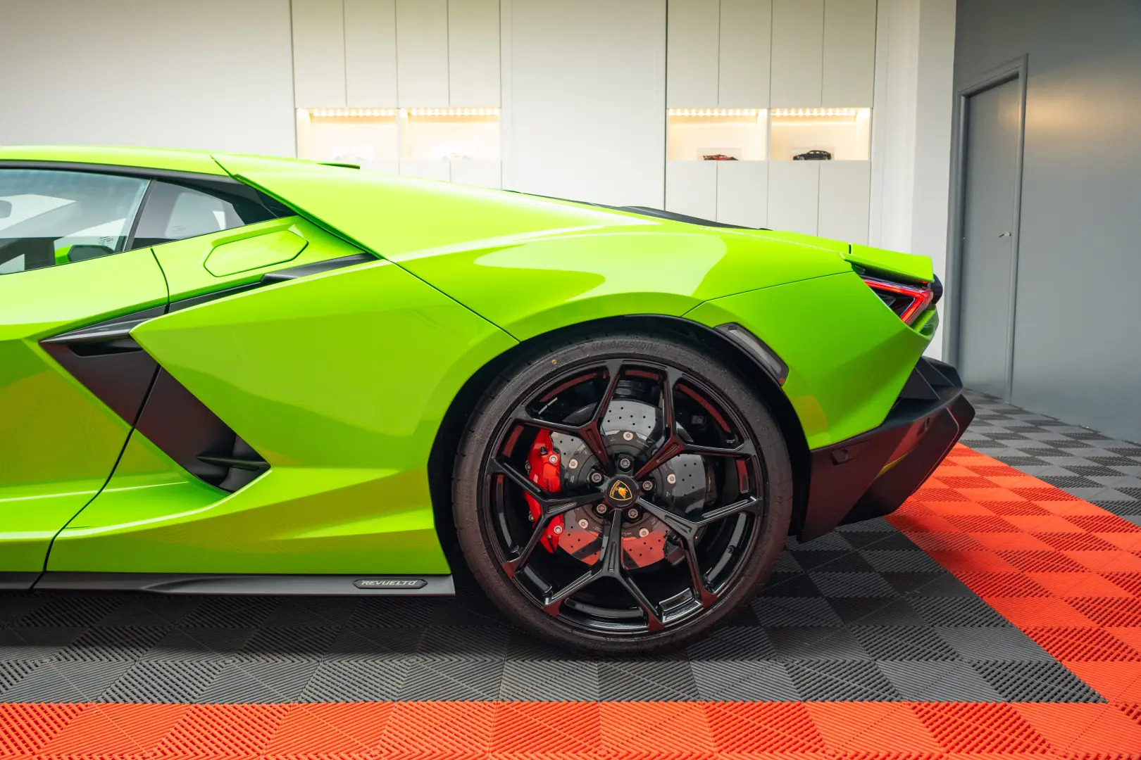 LAMBORGHINI REVUELTO