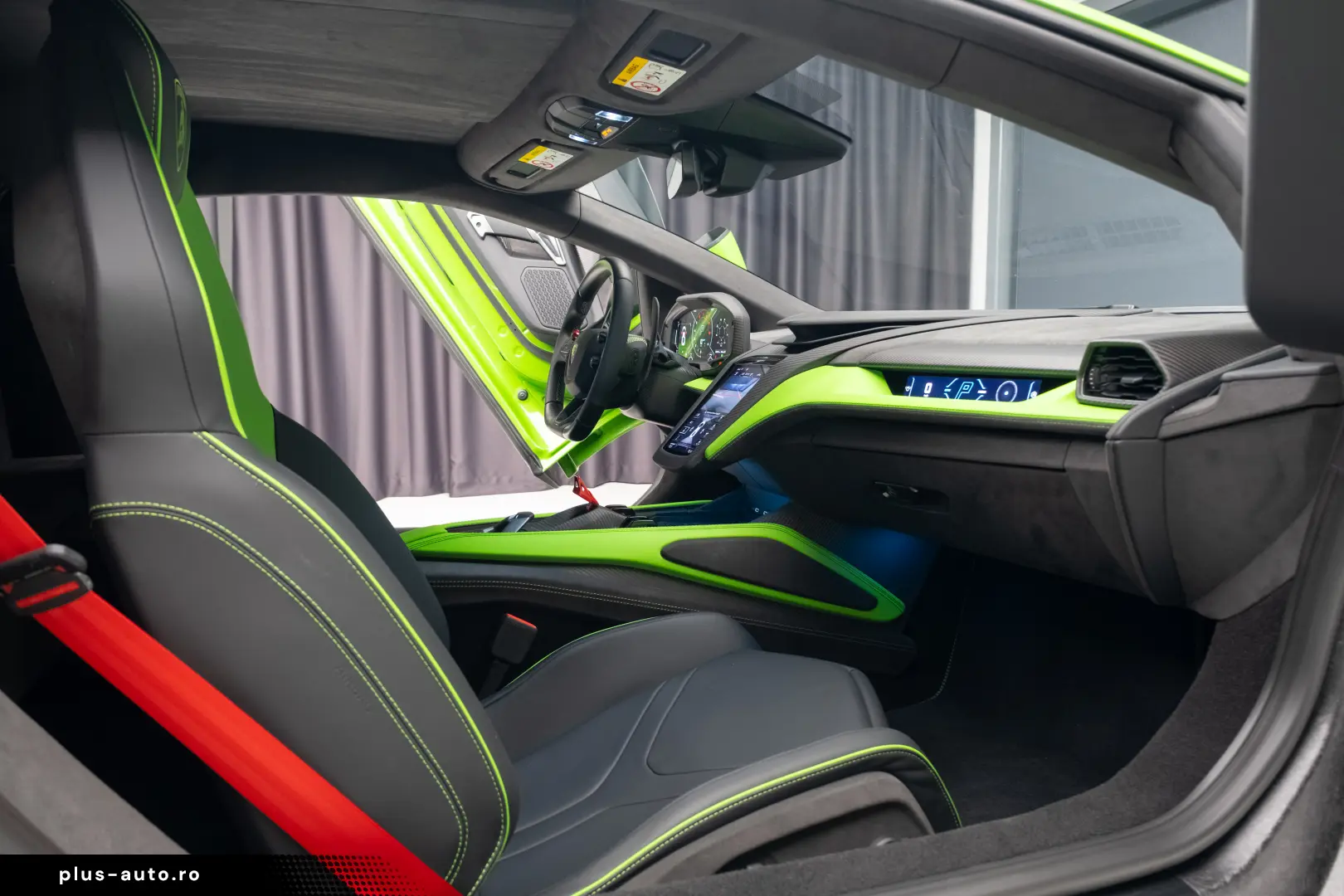 LAMBORGHINI REVUELTO