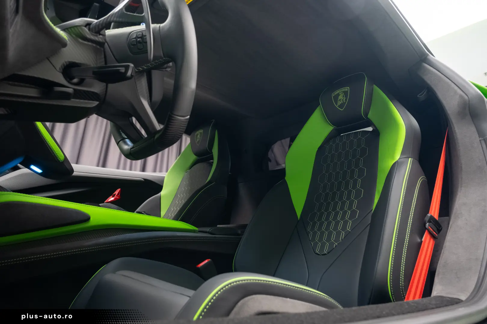 LAMBORGHINI REVUELTO