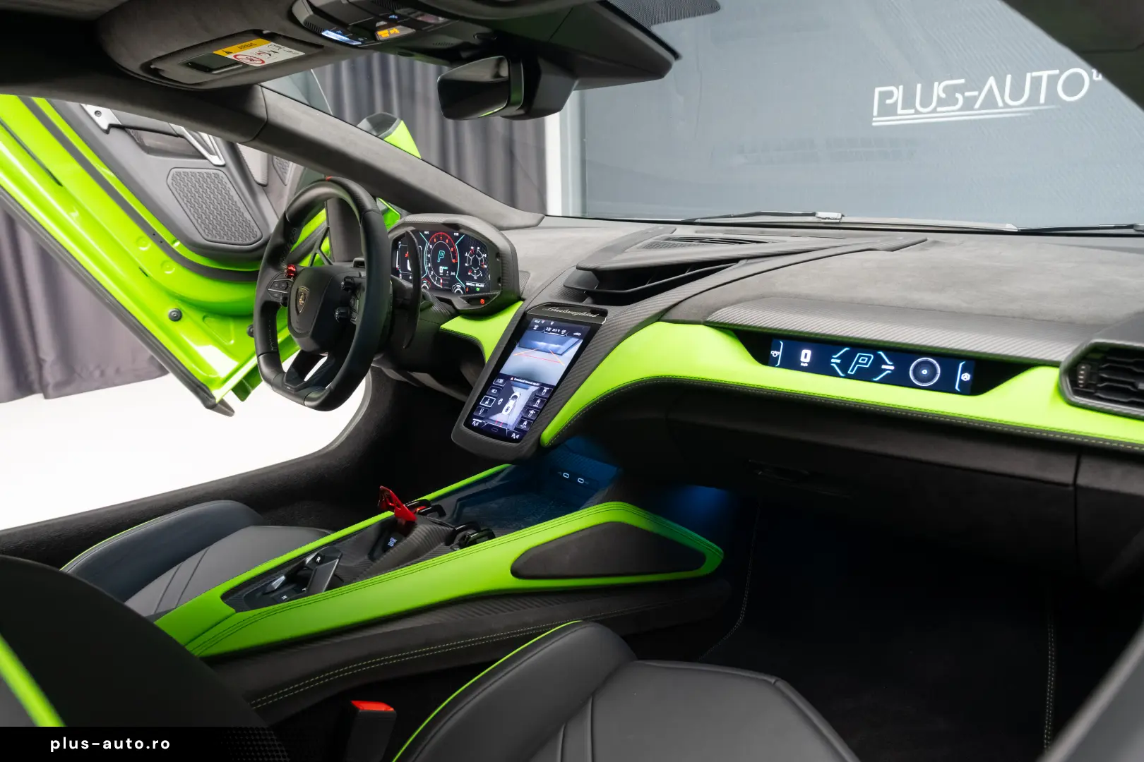 LAMBORGHINI REVUELTO