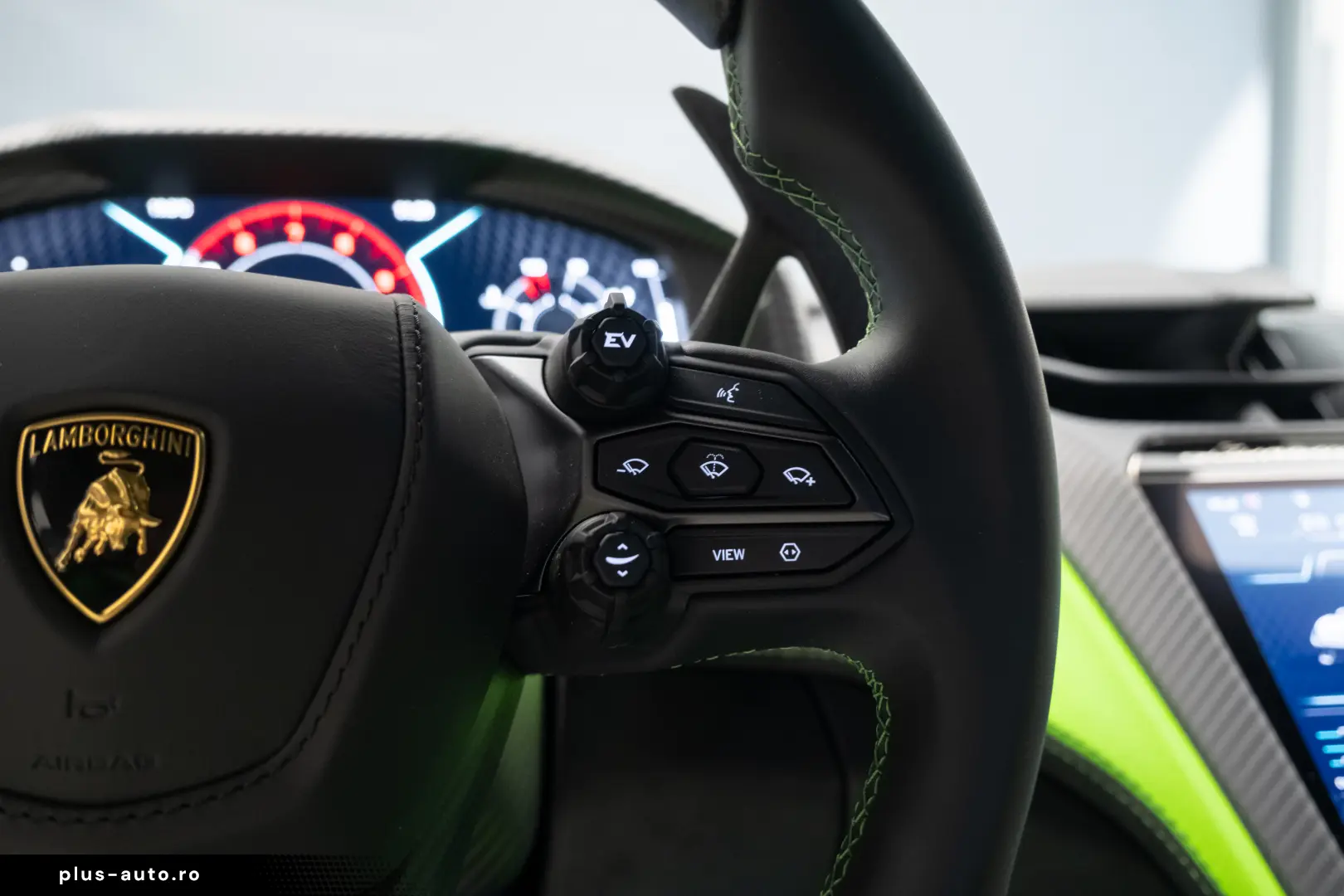 LAMBORGHINI REVUELTO